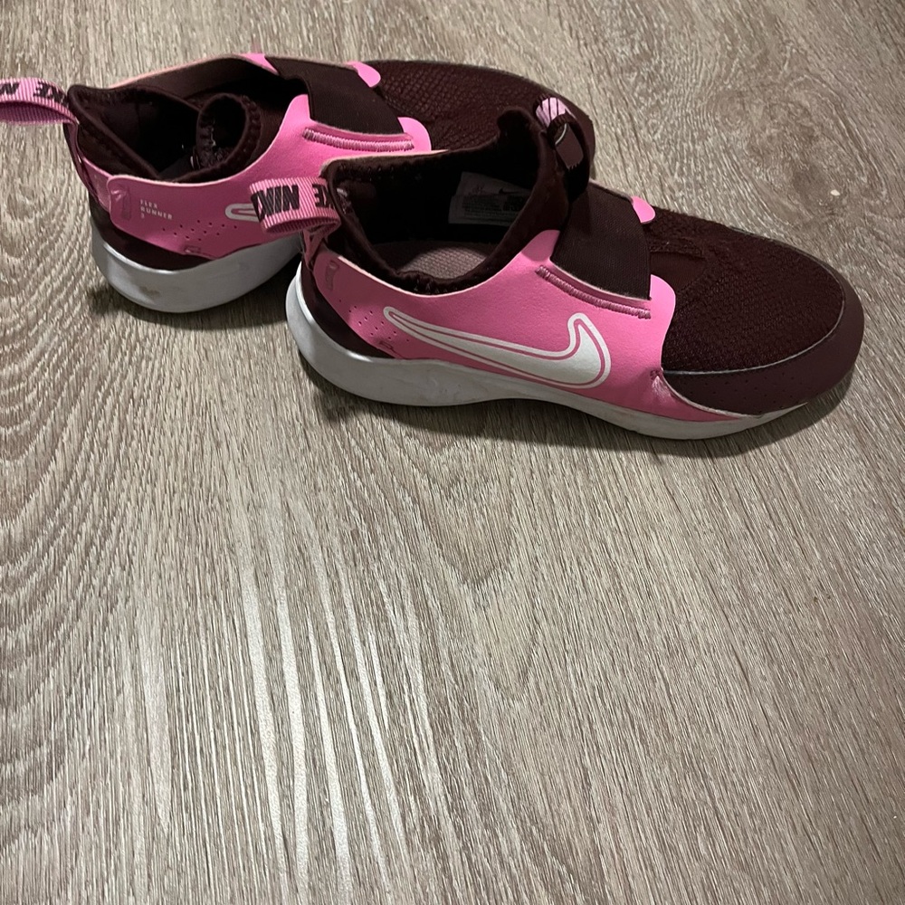 Nike Kids Sneakers in Pink and Maroon